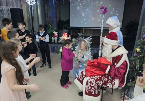 Магия заснеженных дорог. Творческий десант из Ягодного подарил Оротукану зимнюю сказку