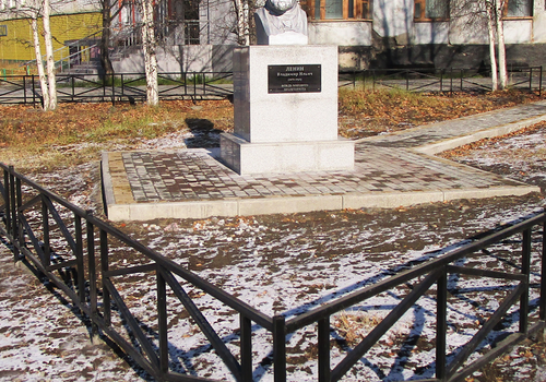 В центре, на главной улице…